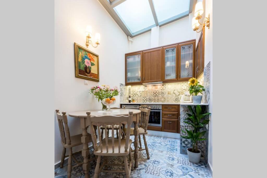 Kuchnia lub aneks kuchenny w obiekcie Neoclassical apartment with 2 bedrooms in Piraeus