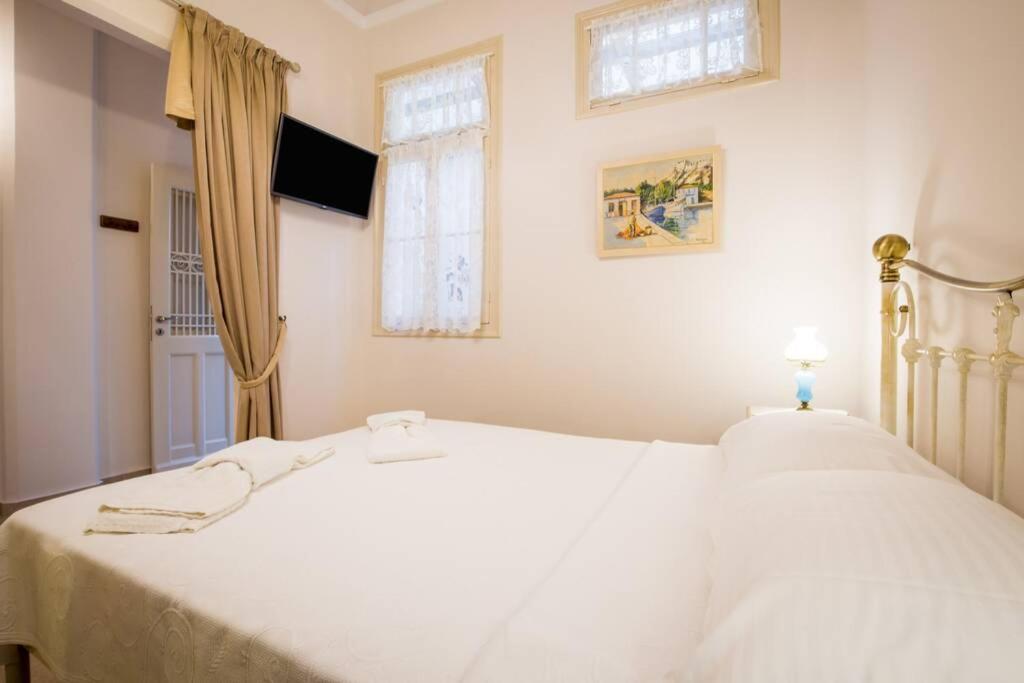 Łóżko lub łóżka w pokoju w obiekcie Neoclassical apartment with 2 bedrooms in Piraeus