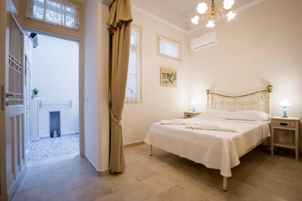 Łóżko lub łóżka w pokoju w obiekcie Neoclassical apartment with 2 bedrooms in Piraeus