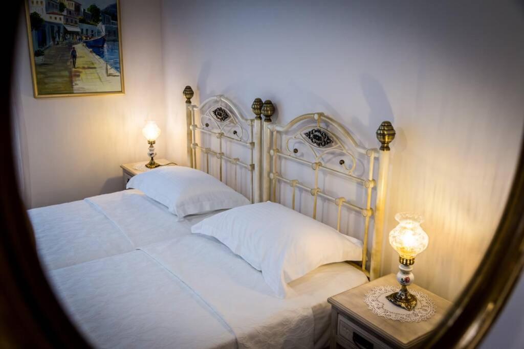 Łóżko lub łóżka w pokoju w obiekcie Neoclassical apartment with 2 bedrooms in Piraeus