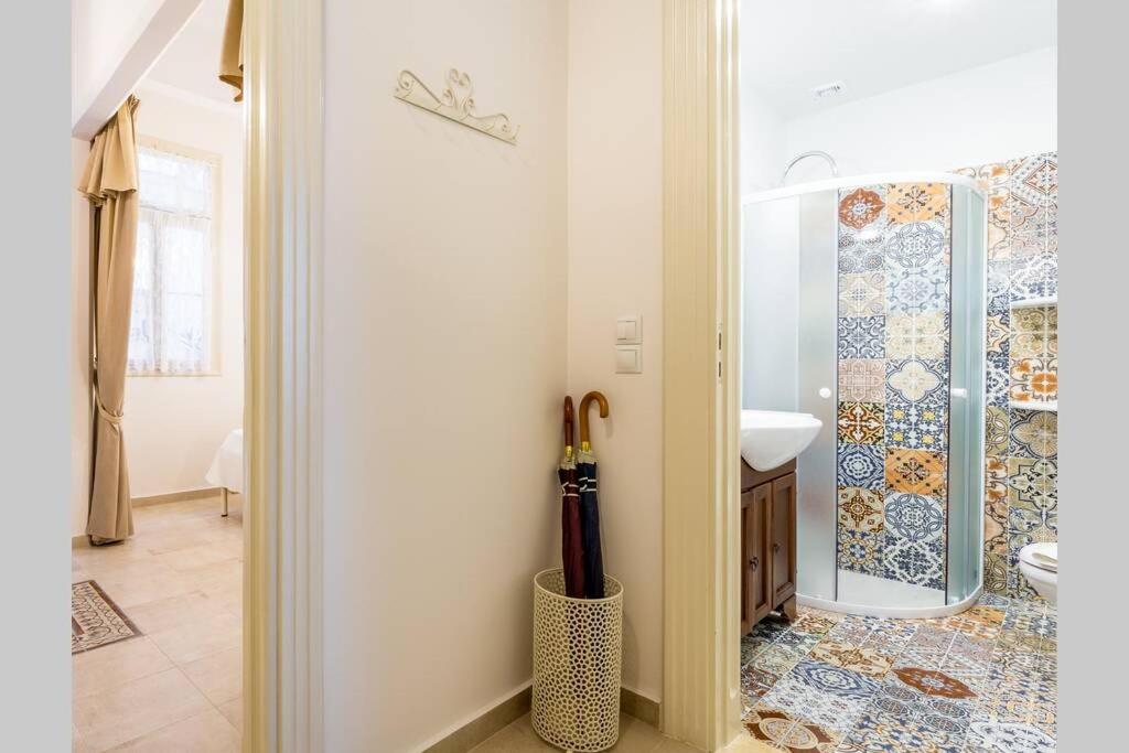 Łazienka w obiekcie Neoclassical apartment with 2 bedrooms in Piraeus