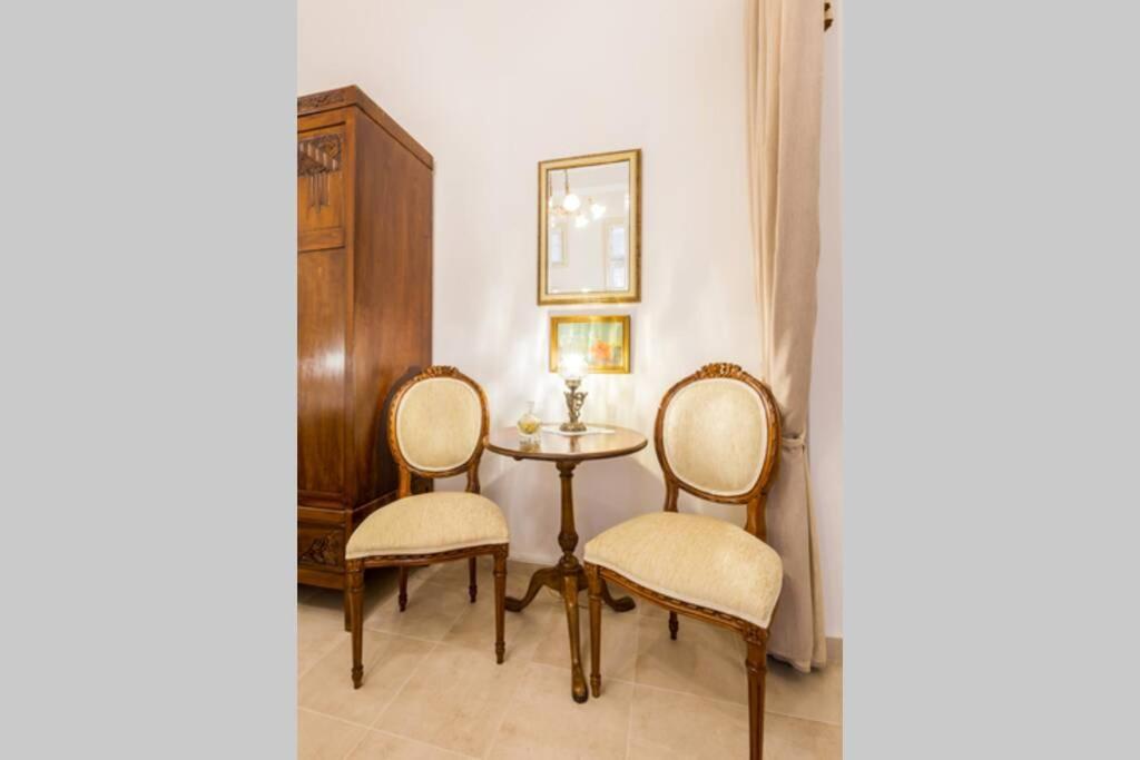 Zdjęcie z galerii obiektu Neoclassical apartment with 2 bedrooms in Piraeus w Pireusie