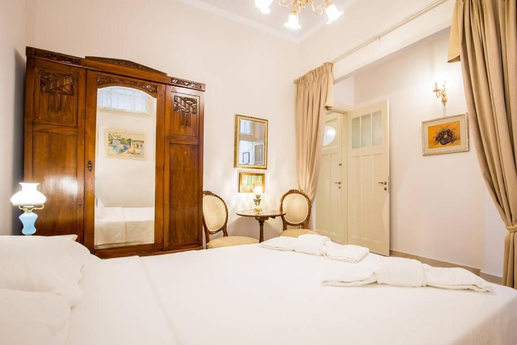 Łóżko lub łóżka w pokoju w obiekcie Neoclassical apartment with 2 bedrooms in Piraeus