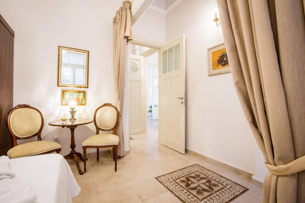 Część wypoczynkowa w obiekcie Neoclassical apartment with 2 bedrooms in Piraeus