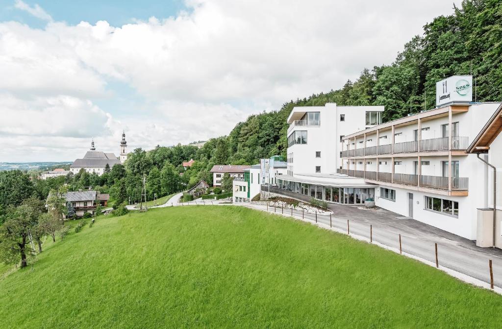 einem großen grünen Feld vor einem Gebäude in der Unterkunft SPES Hotel & Seminare in Schlierbach