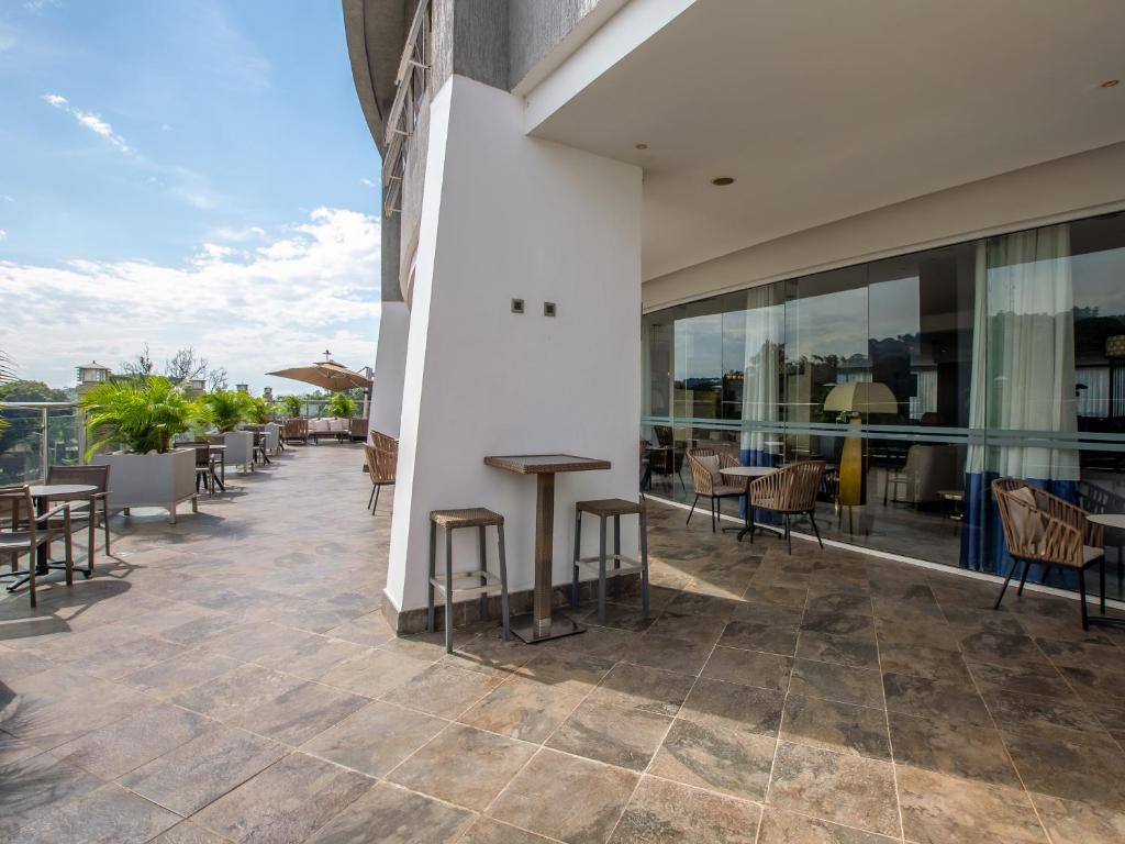 Balkón nebo terasa v ubytování Golden Tulip Canaan Kampala
