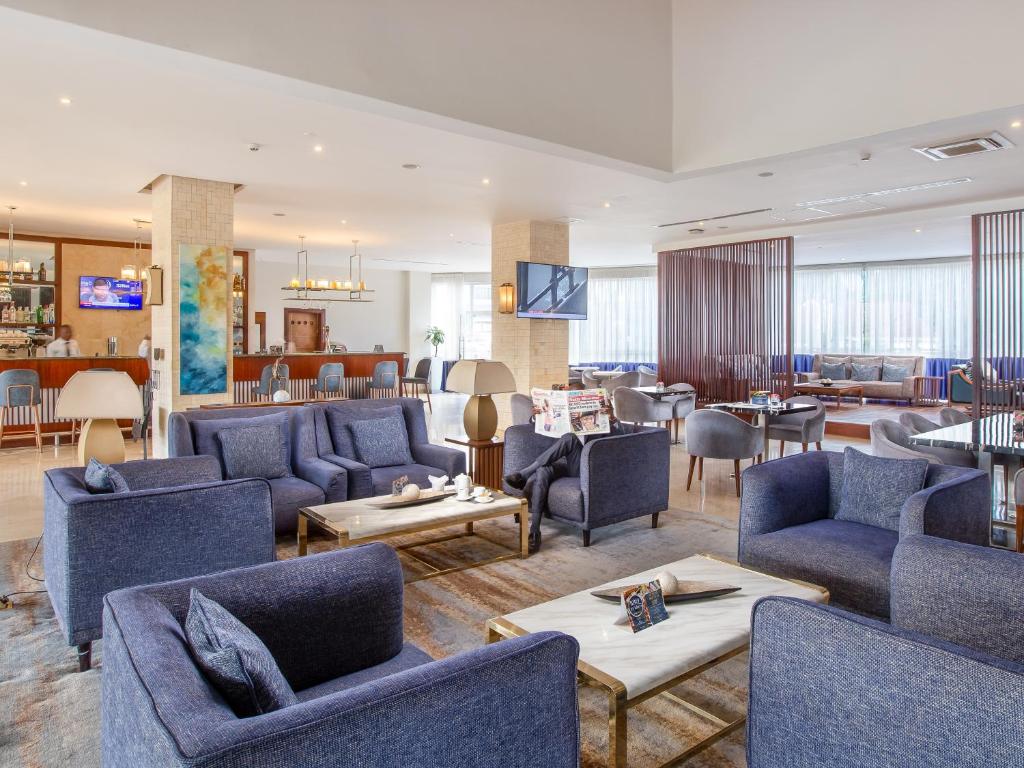 Posezení v ubytování Golden Tulip Canaan Kampala