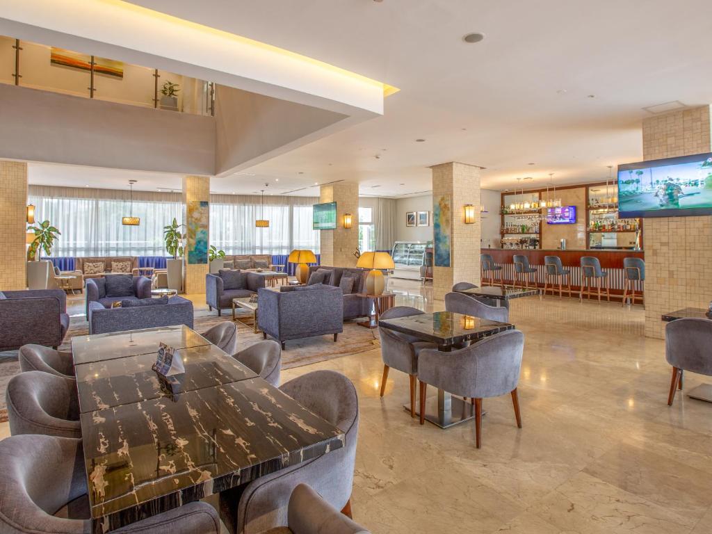 TV a/nebo společenská místnost v ubytování Golden Tulip Canaan Kampala