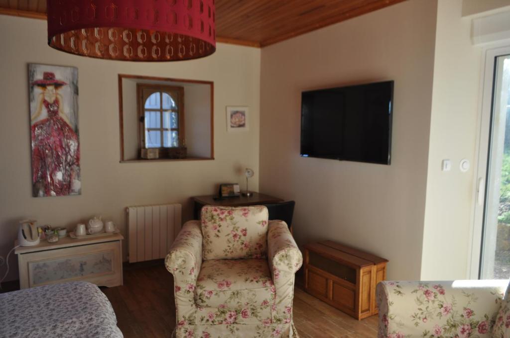 TV a/nebo společenská místnost v ubytování Ma maison bleue