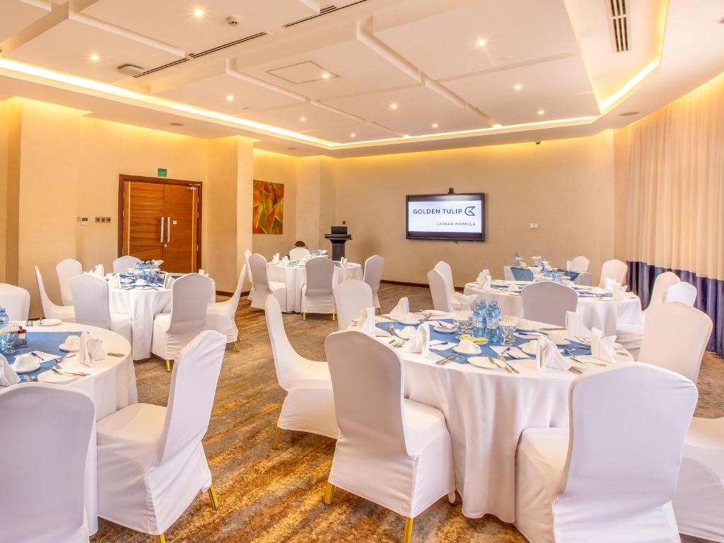 TV a/nebo společenská místnost v ubytování Golden Tulip Canaan Kampala