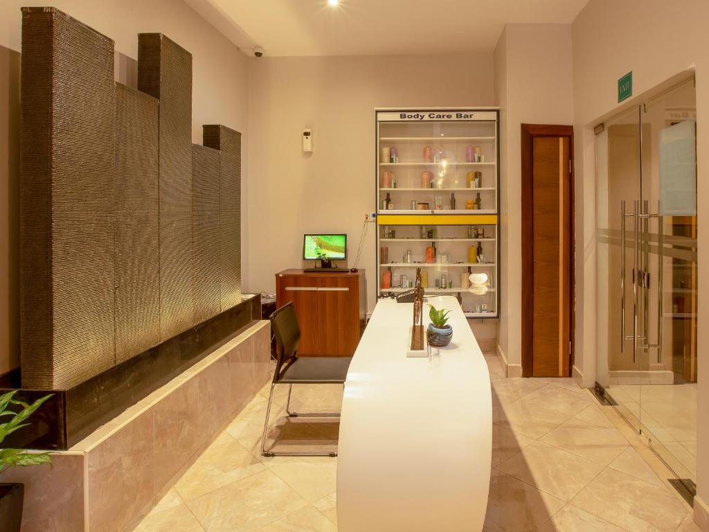 Posezení v ubytování Golden Tulip Canaan Kampala