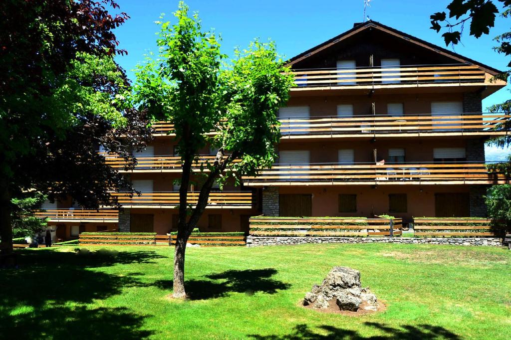 a building with a tree in front of it at Acogedor apartamento en Bor in Bor