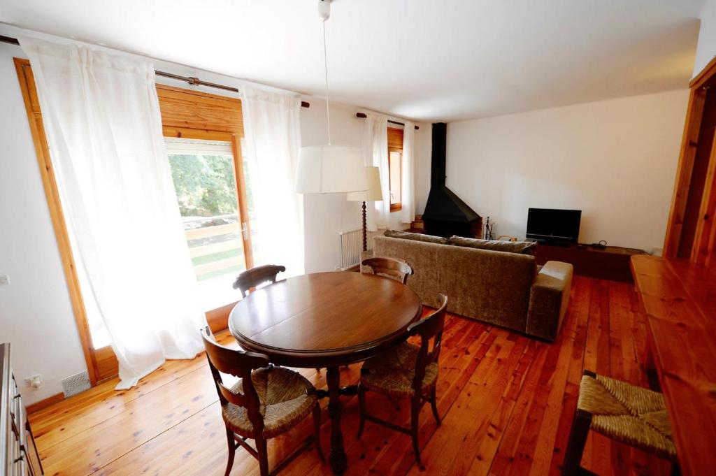 TV a/nebo společenská místnost v ubytování Acogedor apartamento en Bor