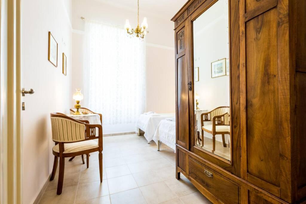 Postel nebo postele na pokoji v ubytování Neoclassical flat with 2 bedrooms in Piraeus