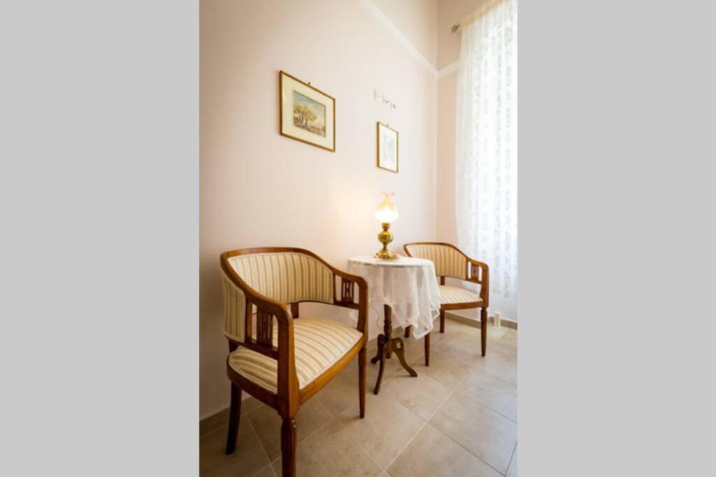 Posezení v ubytování Neoclassical flat with 2 bedrooms in Piraeus