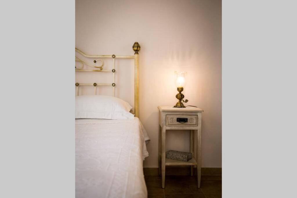 Postel nebo postele na pokoji v ubytování Neoclassical flat with 2 bedrooms in Piraeus