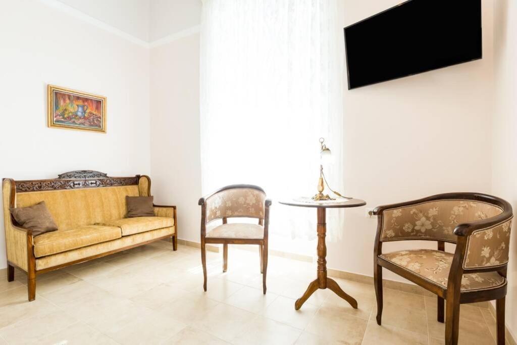 TV a/nebo společenská místnost v ubytování Neoclassical flat with 2 bedrooms in Piraeus
