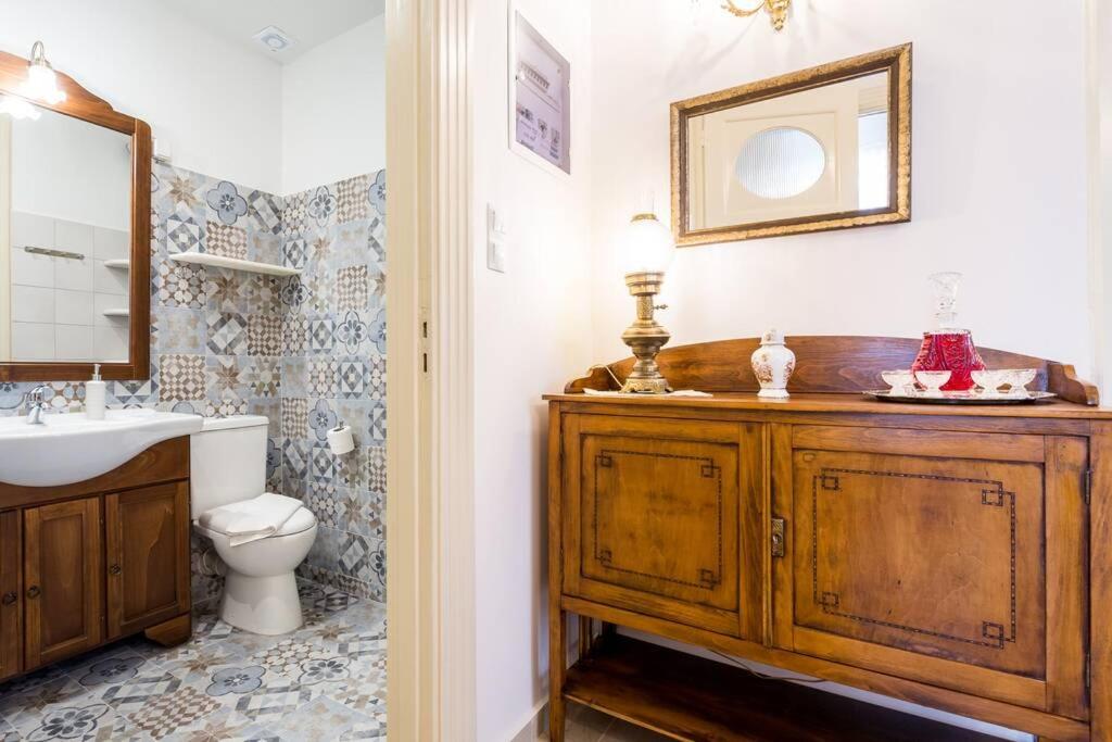 Koupelna v ubytování Neoclassical flat with 2 bedrooms in Piraeus