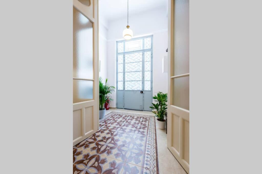 Postel nebo postele na pokoji v ubytování Neoclassical flat with 2 bedrooms in Piraeus