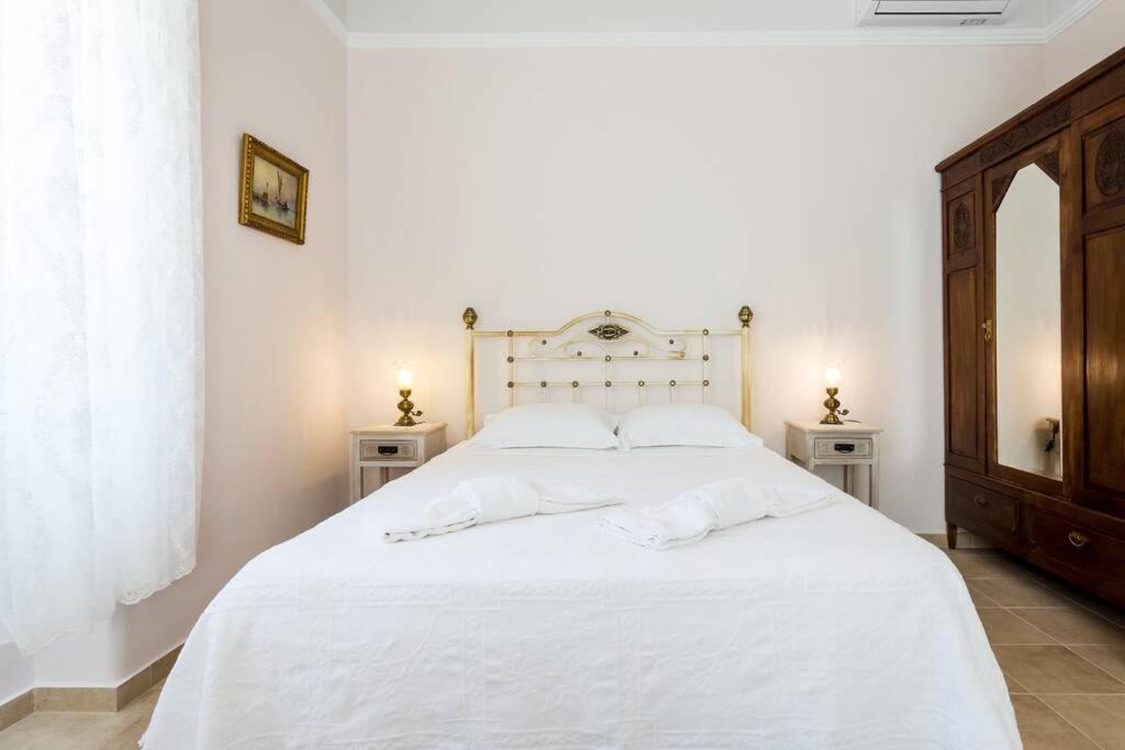 Postel nebo postele na pokoji v ubytování Neoclassical flat with 2 bedrooms in Piraeus