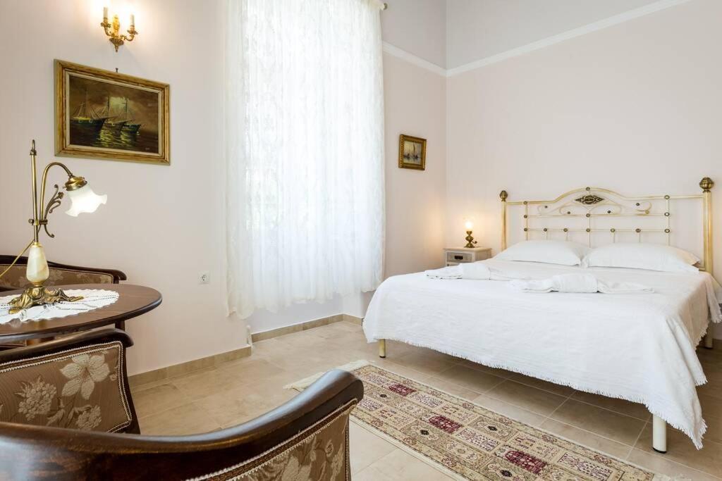 Postel nebo postele na pokoji v ubytování Neoclassical flat with 2 bedrooms in Piraeus