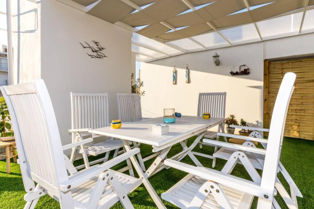Patio nebo venkovní prostory v ubytování Neoclassical flat with 2 bedrooms in Piraeus