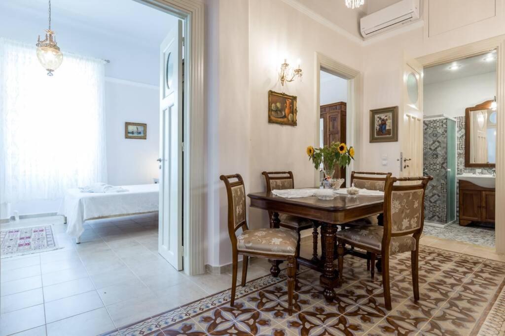 Postel nebo postele na pokoji v ubytování Neoclassical flat with 2 bedrooms in Piraeus