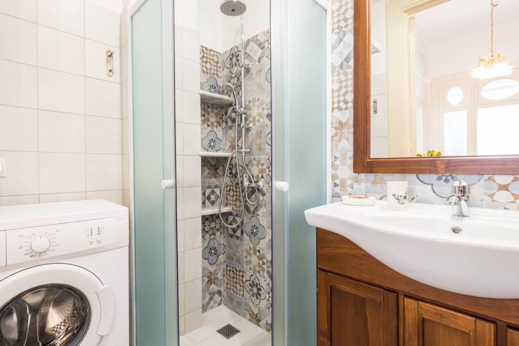 Koupelna v ubytování Neoclassical flat with 2 bedrooms in Piraeus