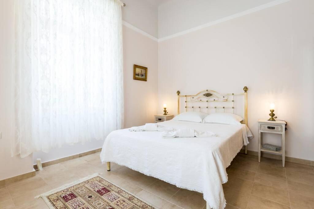 Postel nebo postele na pokoji v ubytování Neoclassical flat with 2 bedrooms in Piraeus