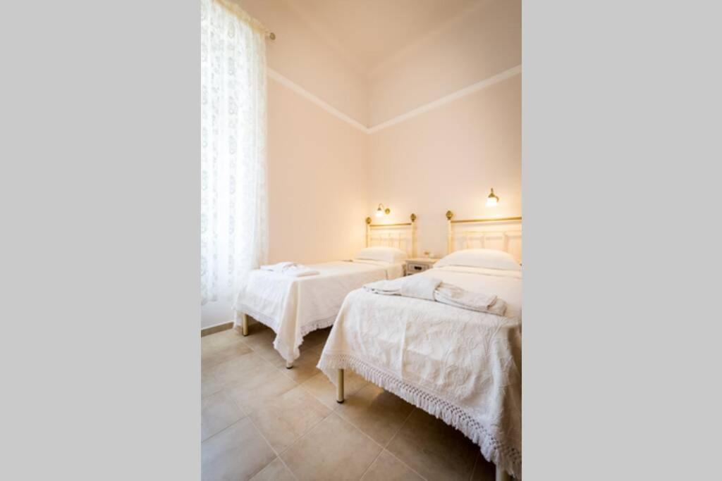Postel nebo postele na pokoji v ubytování Neoclassical flat with 2 bedrooms in Piraeus