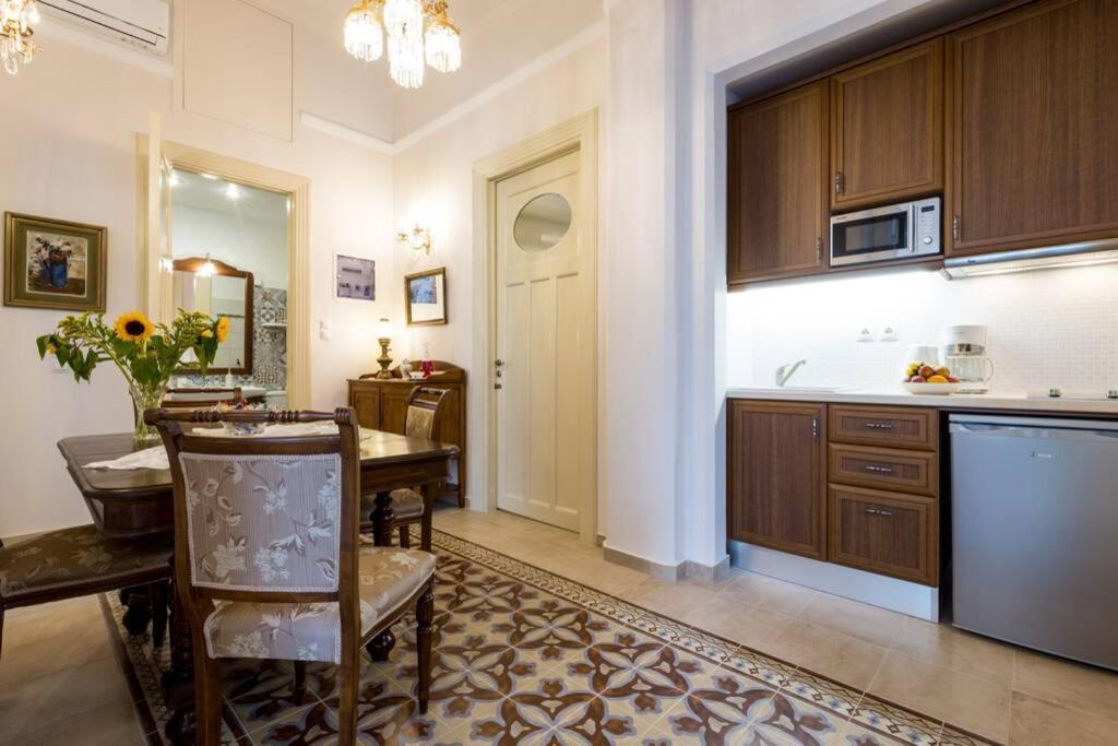 Kuchyň nebo kuchyňský kout v ubytování Neoclassical flat with 2 bedrooms in Piraeus