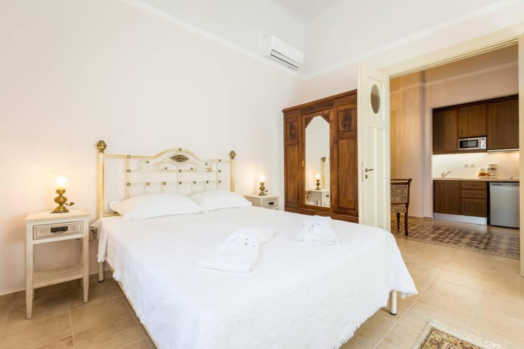 Postel nebo postele na pokoji v ubytování Neoclassical flat with 2 bedrooms in Piraeus