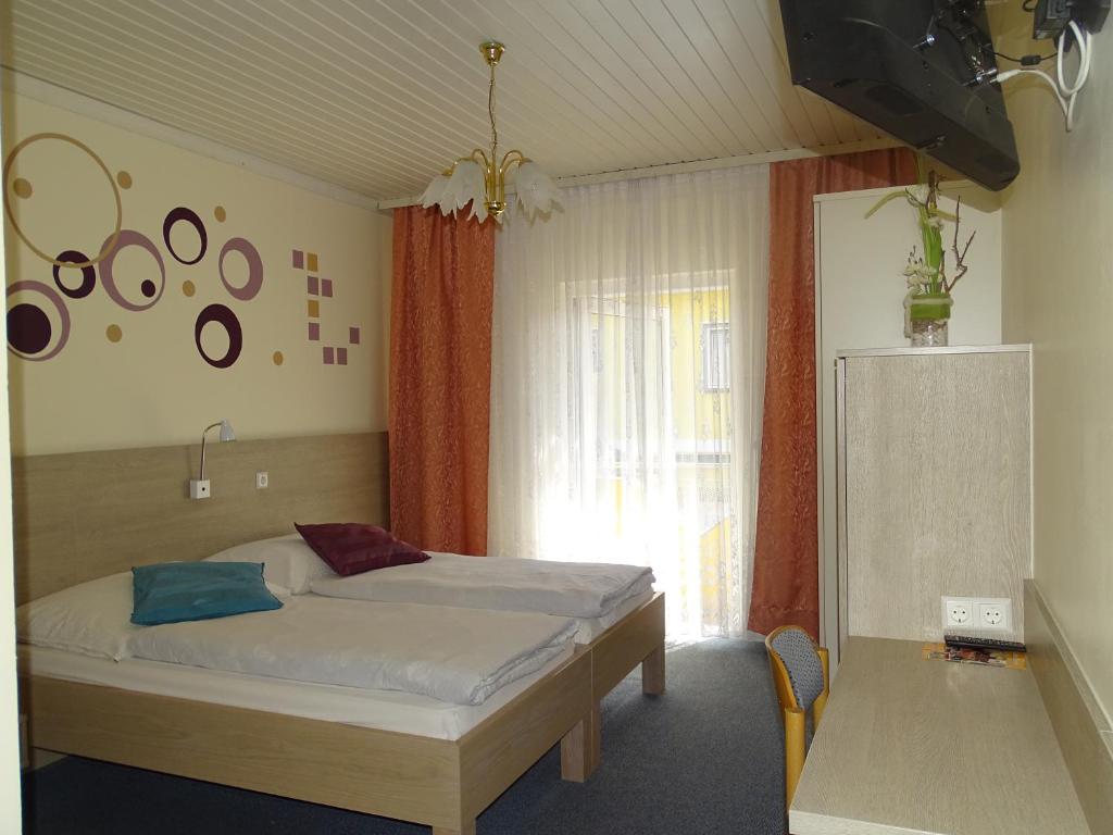 Postel nebo postele na pokoji v ubytování Gasthof Torwirt