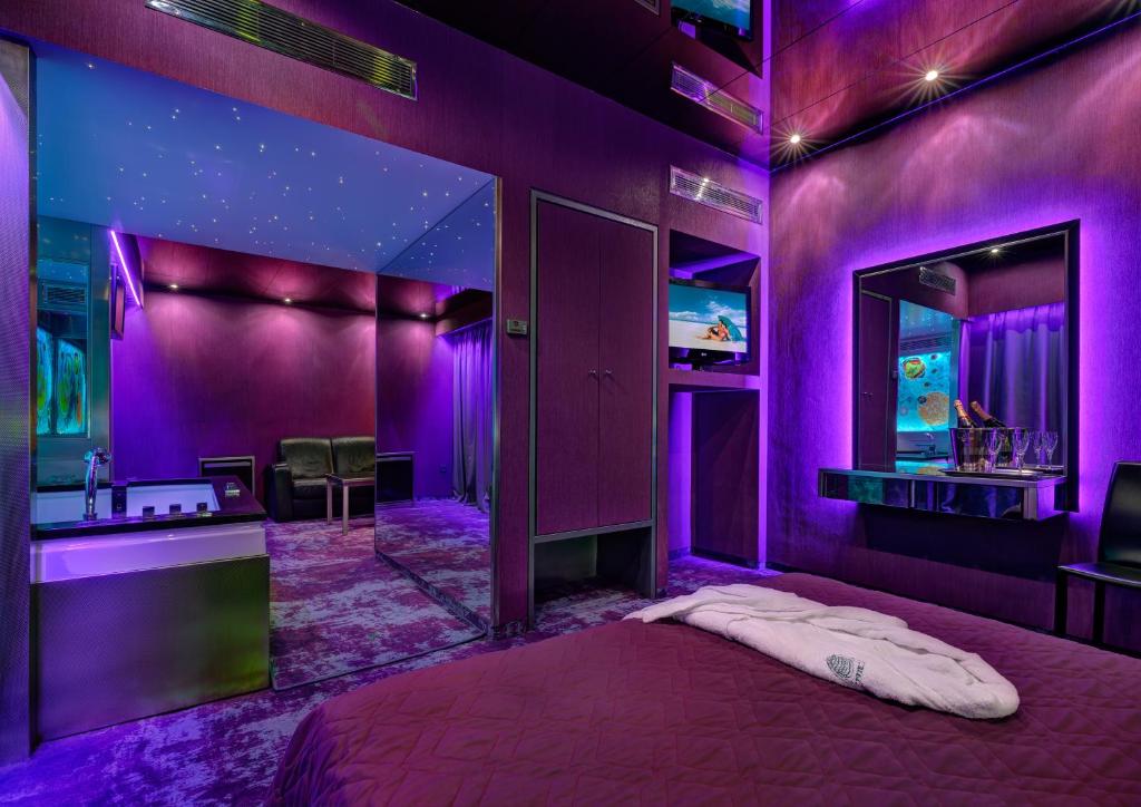 Postel nebo postele na pokoji v ubytování ALFA HOTEL