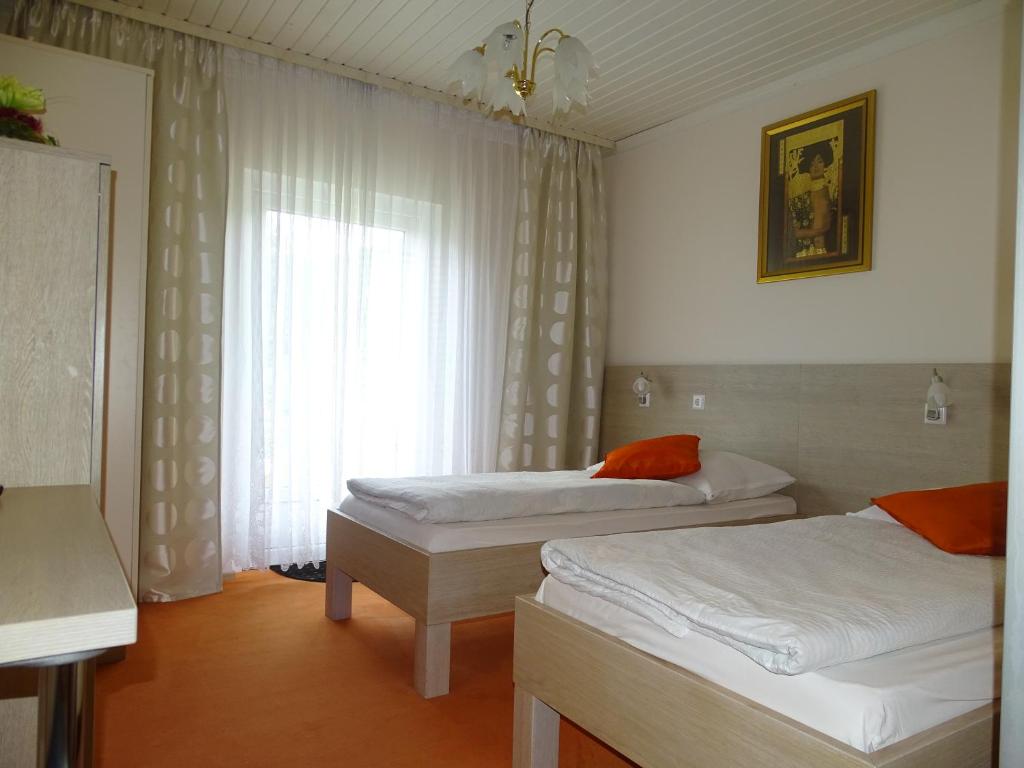 Postel nebo postele na pokoji v ubytování Gasthof Torwirt