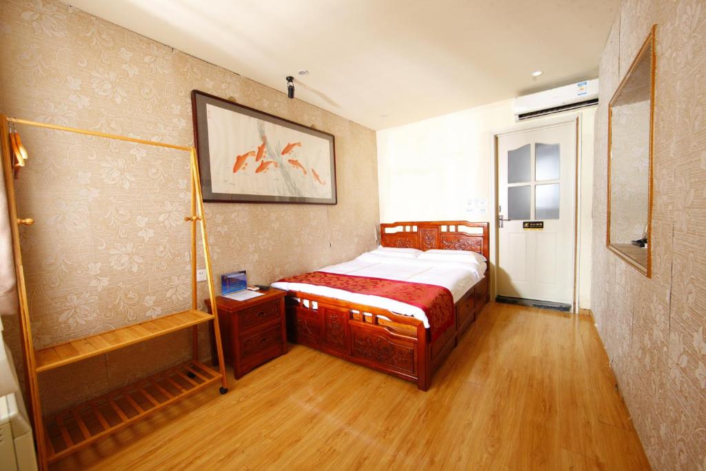 Postel nebo postele na pokoji v ubytování Beijing Yue Bin Ge Courtyard Hotel