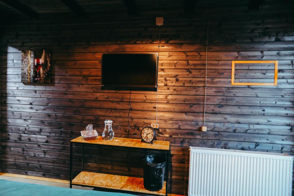 TV a/nebo společenská místnost v ubytování Wooden Hotel Kazbegi