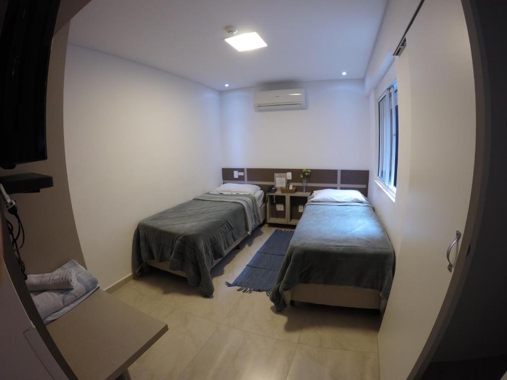 Postel nebo postele na pokoji v ubytování Hollyster Hotel