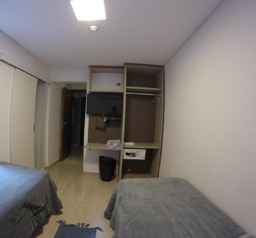 Postel nebo postele na pokoji v ubytování Hollyster Hotel