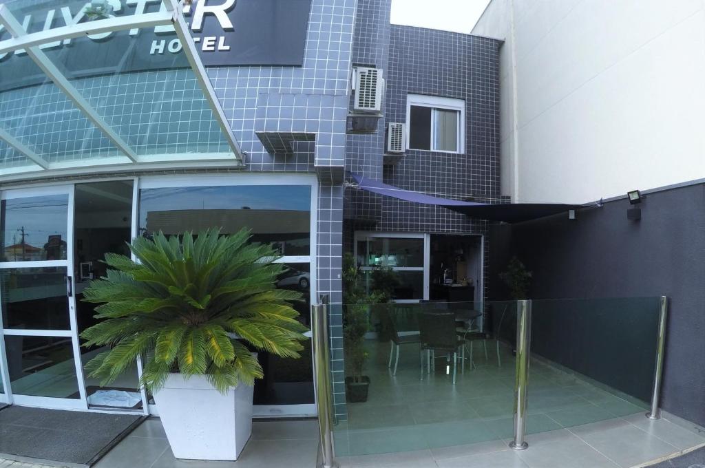  Hollyster Hotel