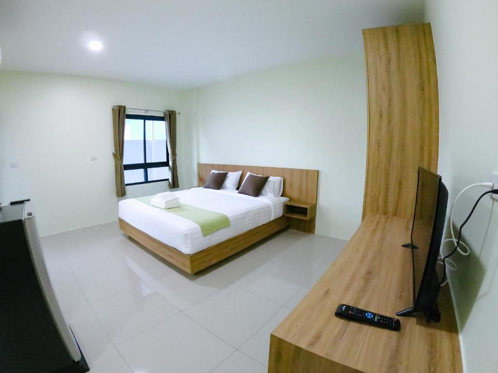 Postel nebo postele na pokoji v ubytování Nai Yang Residence