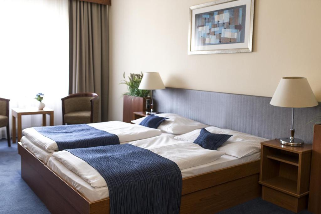 Uma cama ou camas num quarto em Hotel Theresia