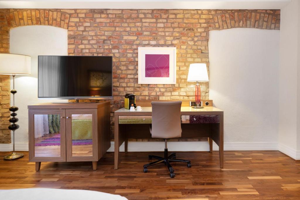 TV a/nebo společenská místnost v ubytování Elite Hotel Esplanade