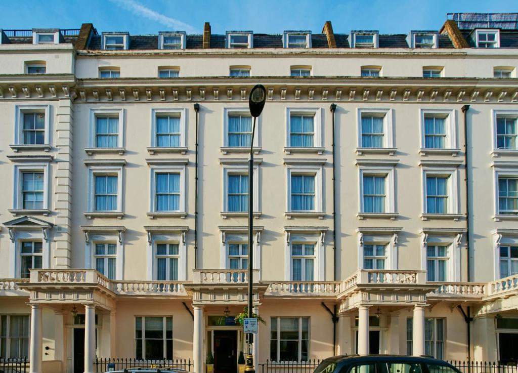 - un grand bâtiment blanc avec balcon dans l'établissement Holiday Inn Express London Victoria, an IHG Hotel, à Londres