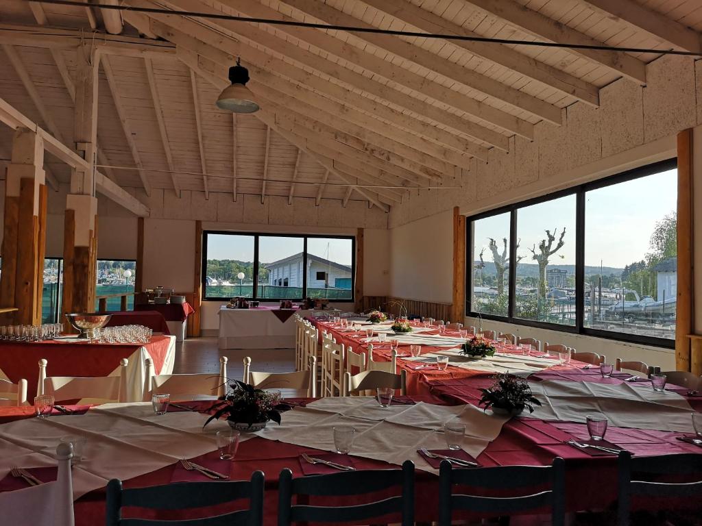 Reštaurácia alebo iné gastronomické zariadenie v ubytovaní Lido di Sesto