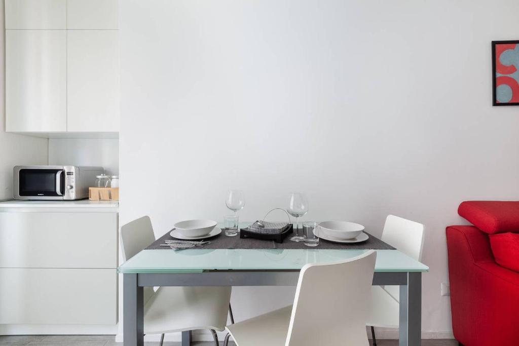 A kitchen or kitchenette at Stupendo e accogliente apt (15 min dal Duomo)