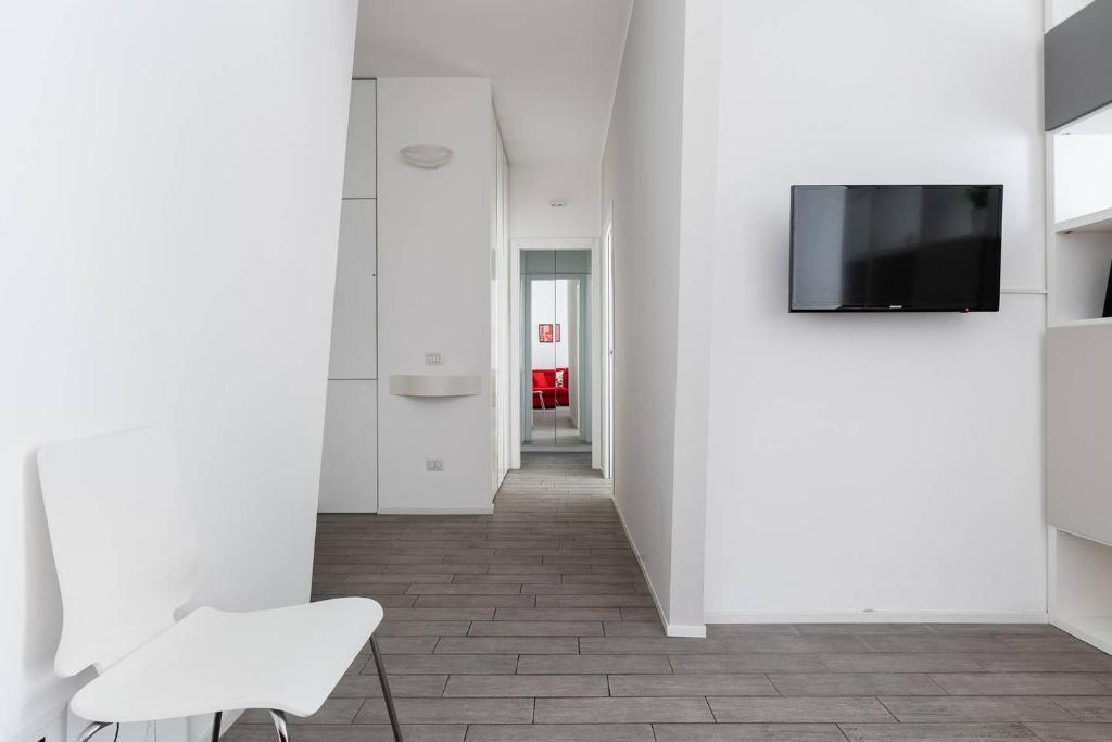 A television and/or entertainment centre at Stupendo e accogliente apt (15 min dal Duomo)