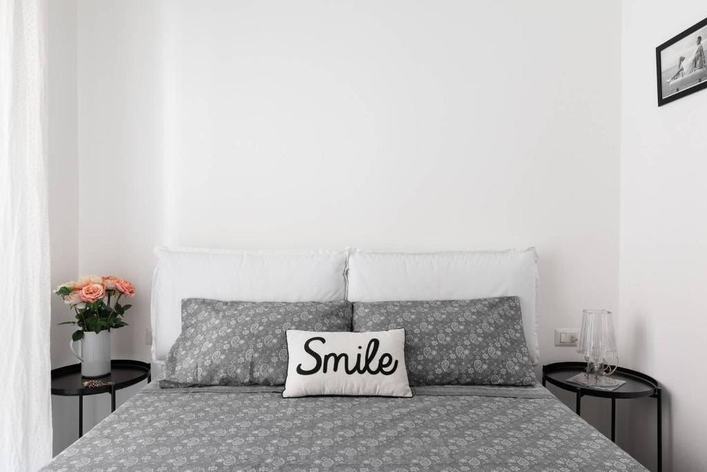 A bed or beds in a room at Stupendo e accogliente apt (15 min dal Duomo)
