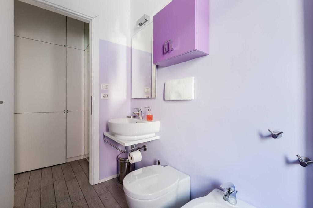 A bathroom at Stupendo e accogliente apt (15 min dal Duomo)