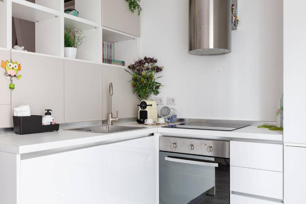 A kitchen or kitchenette at Stupendo e accogliente apt (15 min dal Duomo)